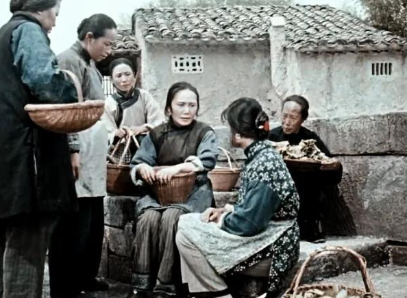 鲁镇上的人听得厌烦,对祥林嫂也早已没了怜悯之心,还开始嘲讽她,鄙夷