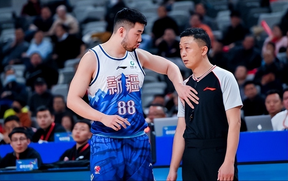 王泉泽本场比赛进入到新疆男篮的12人名单,要知道这也是王泉泽首次