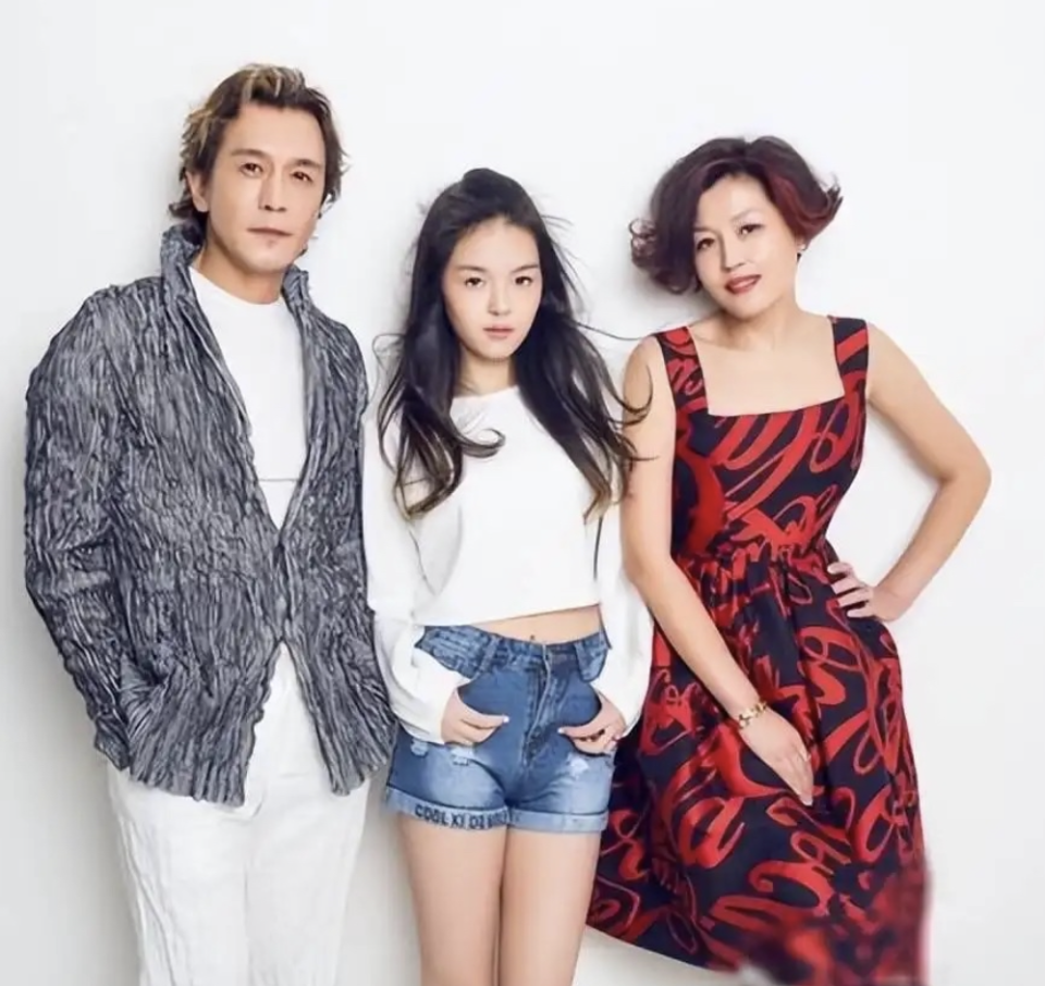 李咏去世五周年,遗孀哈文四字悼念,看似简单却蕴含深情-腾讯新闻