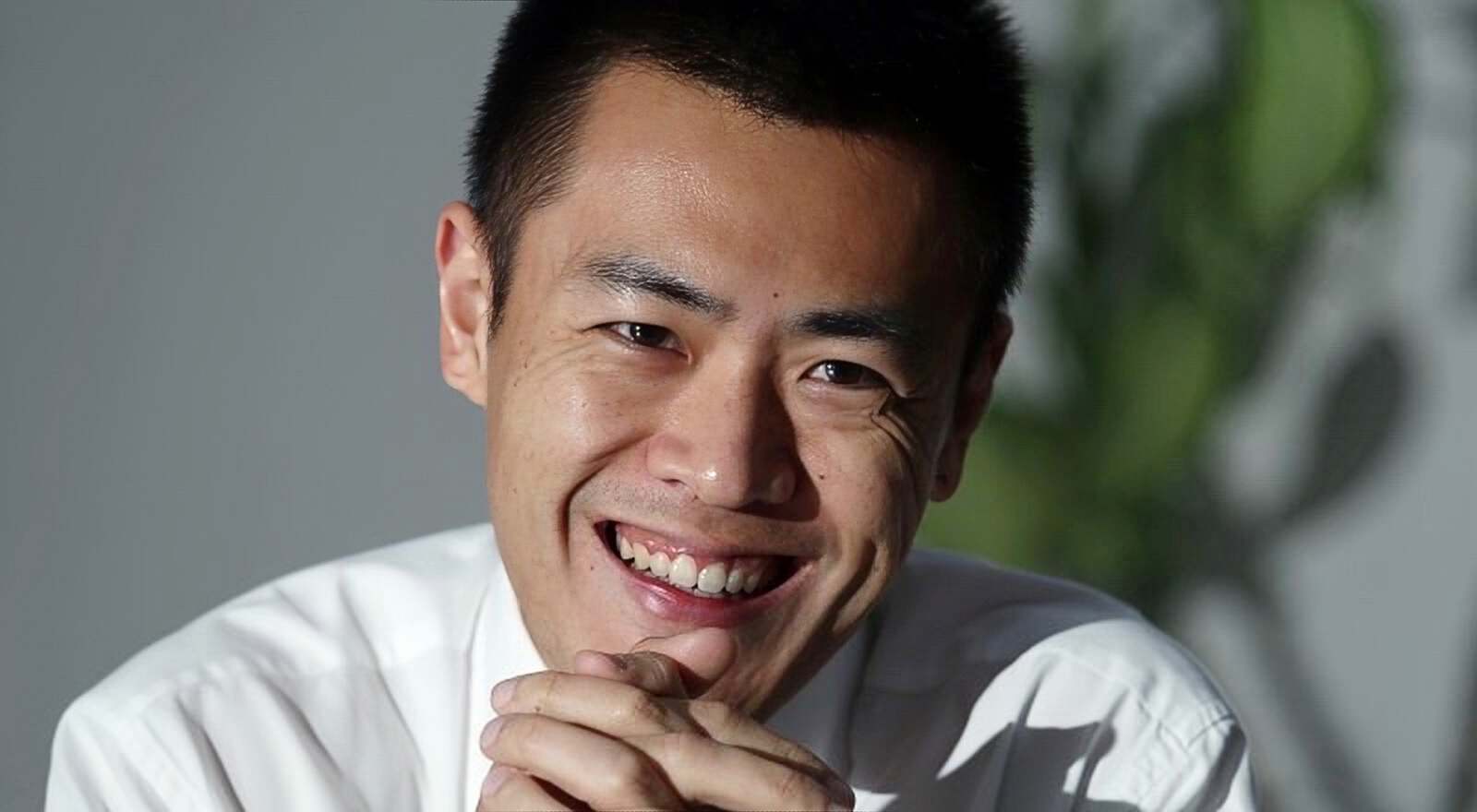 香港知名星二代移居英國，跑馬拉松雙鬢已發白，疑和富豪父親決裂 - 