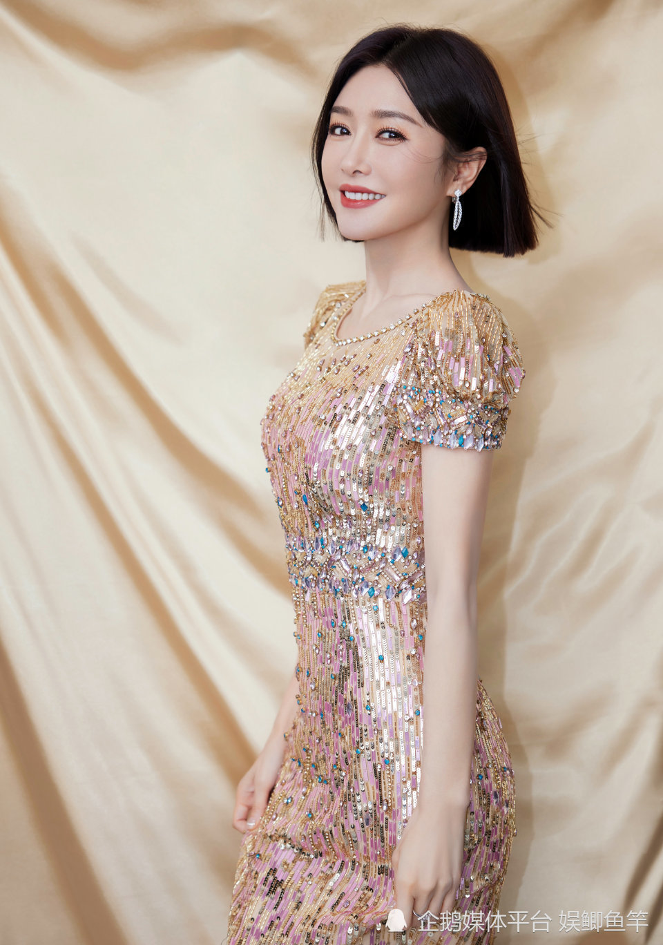 大陆绝色美人秦岚,春晚开场人鱼姬造型美如画,美出了高级感!_腾讯新闻