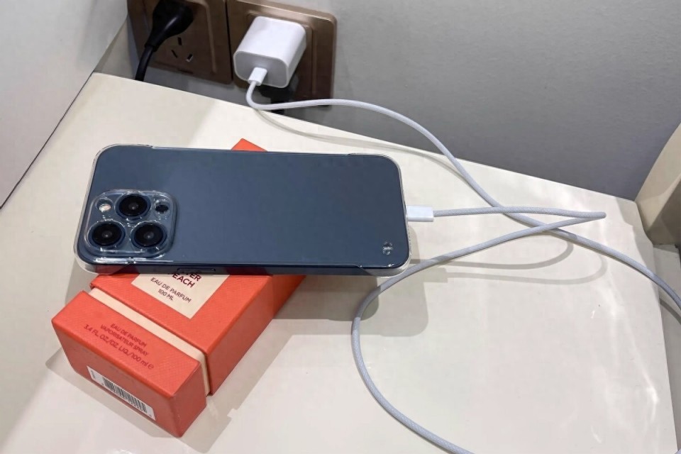手机充电一整夜会伤电池吗？说说苹果iPhone用户的疑惑来自哪里_腾讯新闻