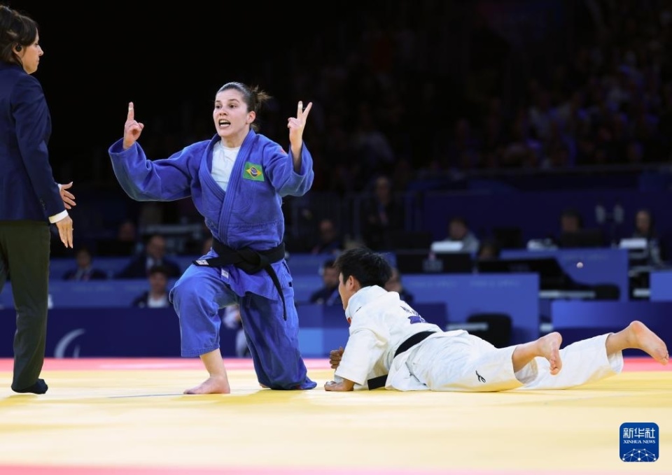 Maldonado celebrates victory