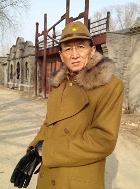 1990年,舒耀瑄出演抗战电视剧《烈火金刚》中的日本军官"毛利太君",剧