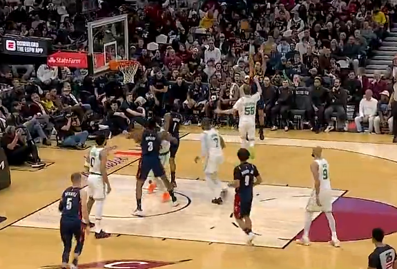 哈登突分泰森三分依舊不中，騎士次節前半節僅得2分