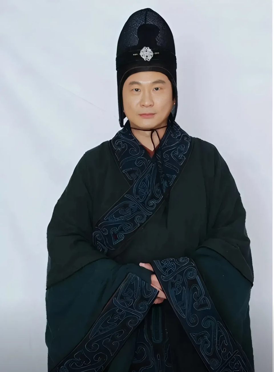 张世：与妻子恋爱长跑，演技封神也曾被封杀，59岁隐居是隐形富豪_腾讯新闻