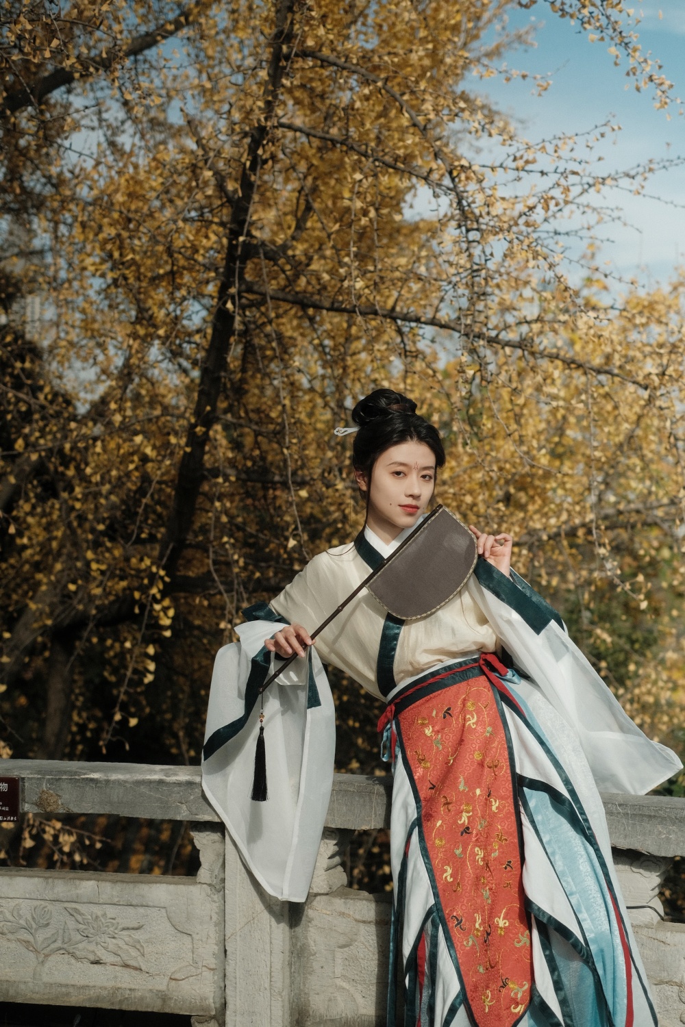 李艳君 供图叶红光说,李艳君自己一针一线刺绣,自己独立设计制作,独立