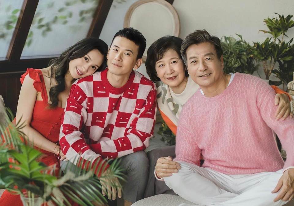 香港冻龄男神石修，满头白发突变沧桑，曾患胃部怪病一度暴瘦40磅_腾讯新闻