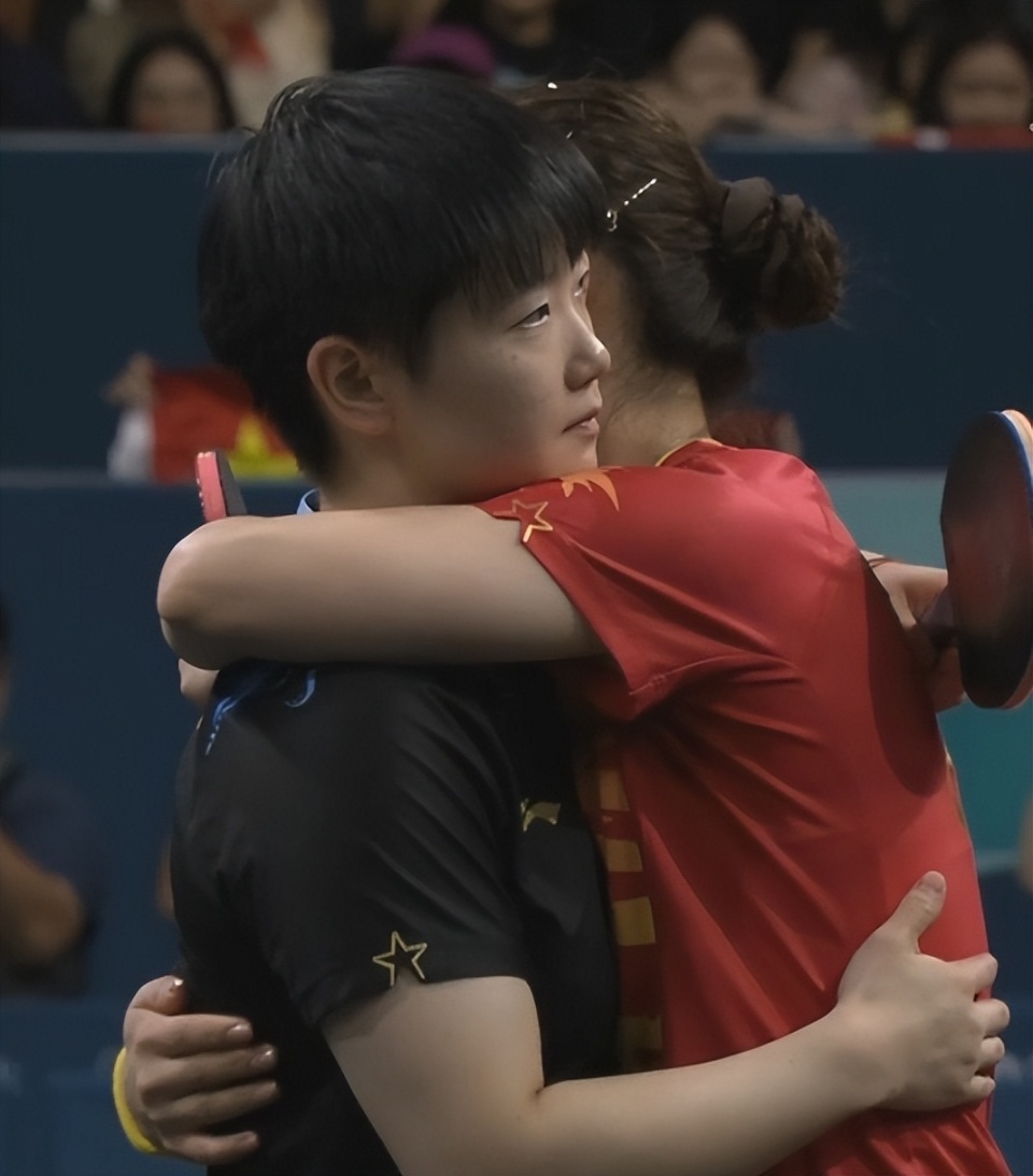 陈梦卫冕女单冠军!高举双手,与孙颖莎暖心拥抱,现场却异常安静