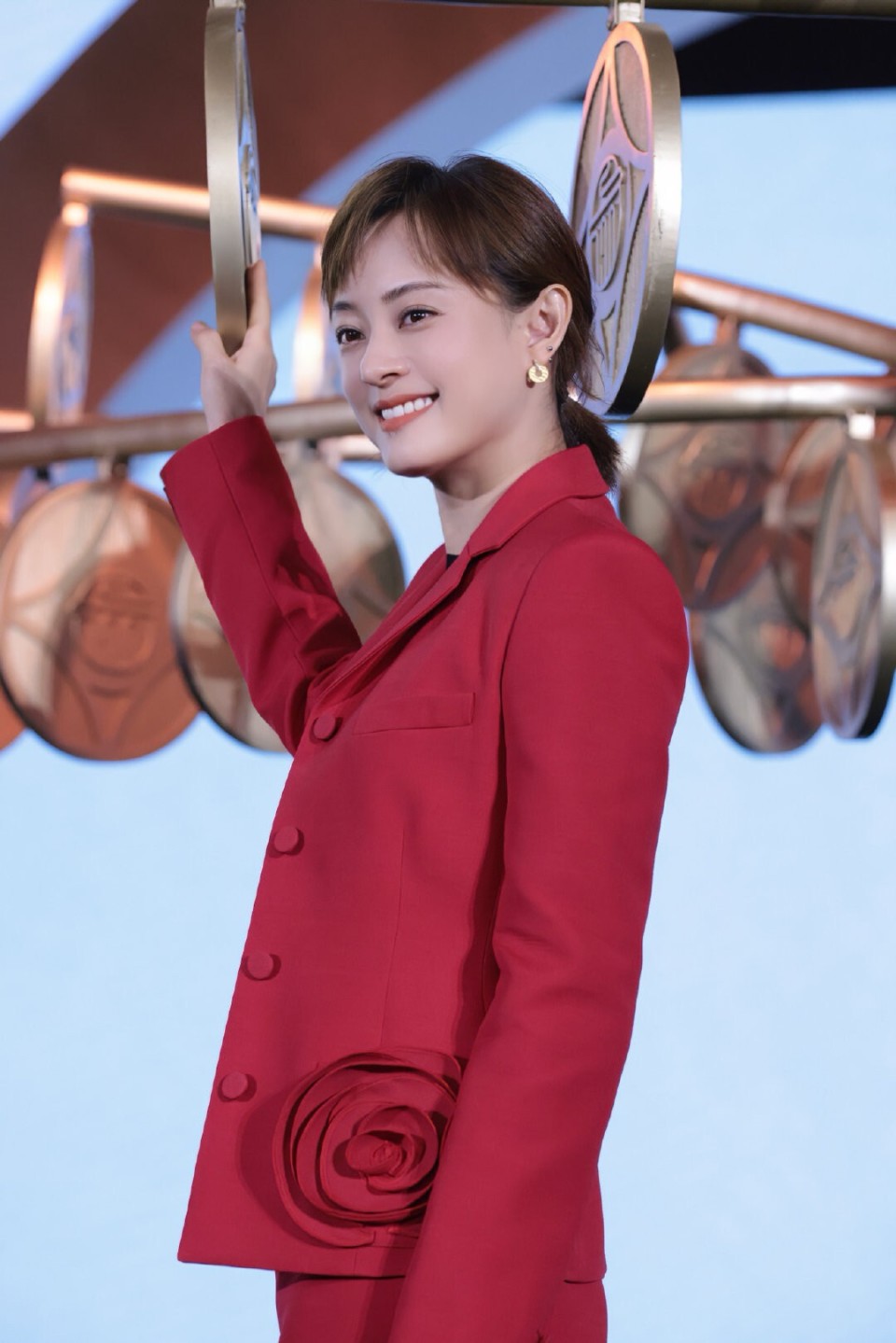 被红西装的孙俪惊艳到了,好身材遮不住,一双"漫画腿"太吸睛-腾讯新闻