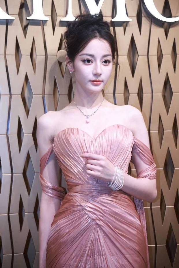 上海这一天,迪丽热巴瘦出蝴蝶背,吴千语的高贵范,方媛一举动却输麻了