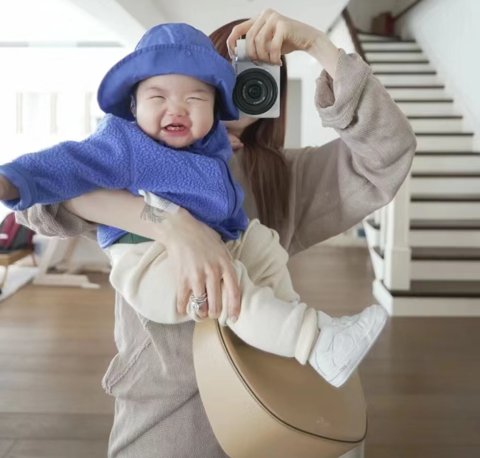 程晓玥晒女儿7个月胖豆长乳牙猛流口水辣妈单手抱娃超有爱