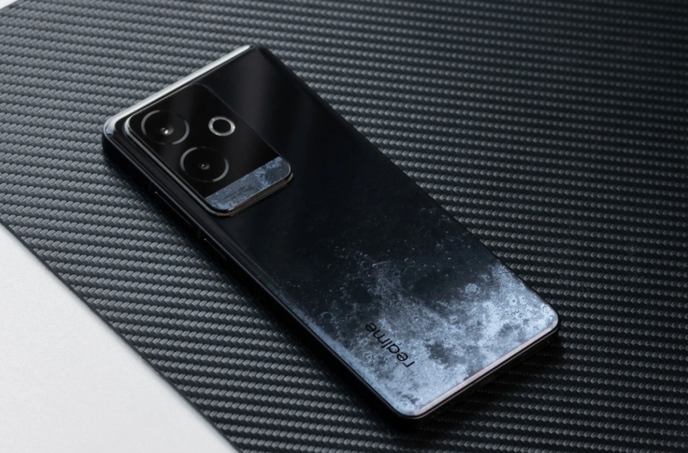 真我彻底清仓，骁龙8Gen3+金属中框+120W，12GB+256GB低至1870元