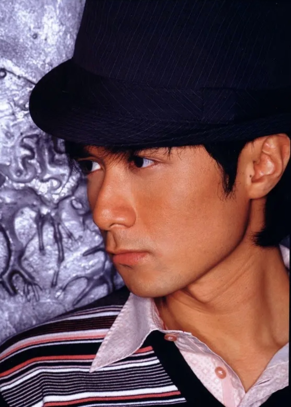 古巨基:与经纪人地下恋20年,老婆52岁高龄生娃,现在过得如何?