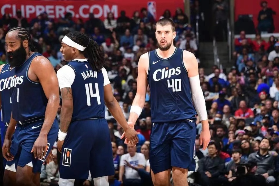 76人爆冷赢快船马克西246小卡砍20分尽力难耐乔治哈登太坑