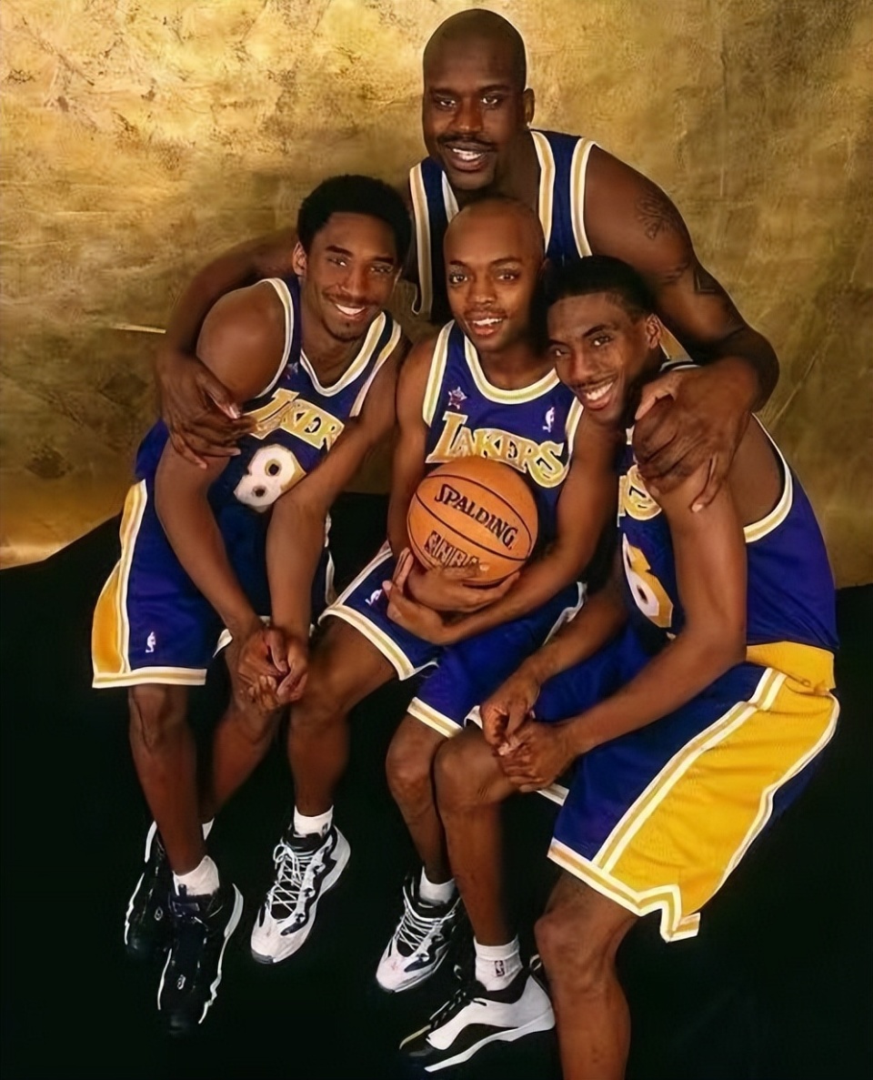 那一年湖人除了奥尼尔之外,二年级新秀科比,还有埃迪琼斯,范埃克塞尔