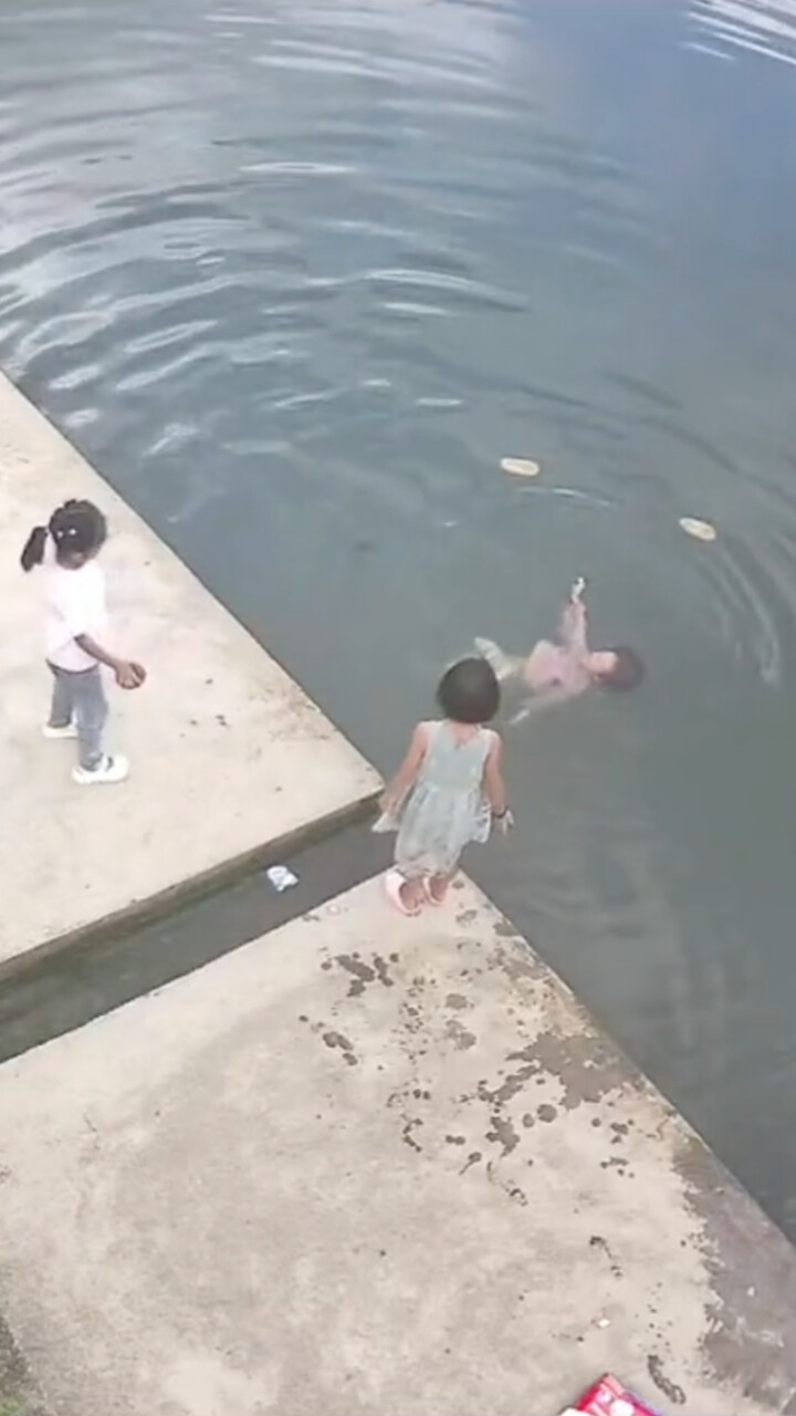 防溺水警钟再敲响!小女孩河边玩耍不慎落水,将近四分钟才被人救起