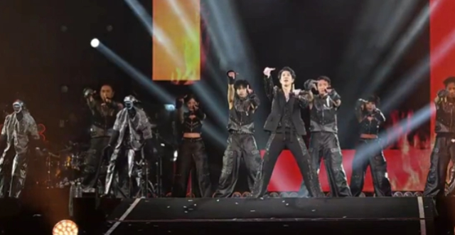 宇树人形机器人助演王力宏演唱会，表演高难度空翻！马斯克转发缩略图