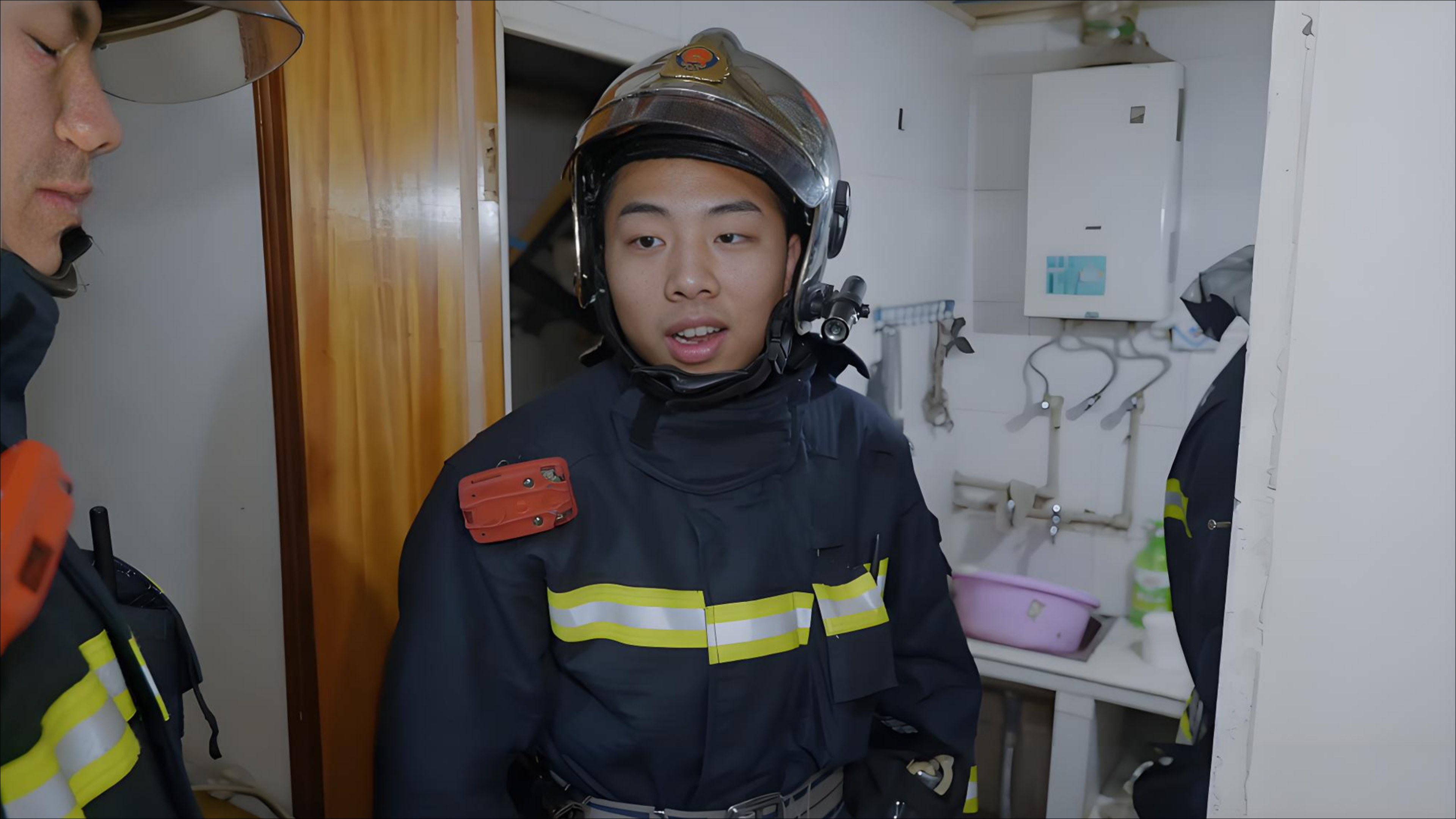 邻居被震飞两道门，只因她家藏了“三个炸弹”｜纪录片_腾讯新闻