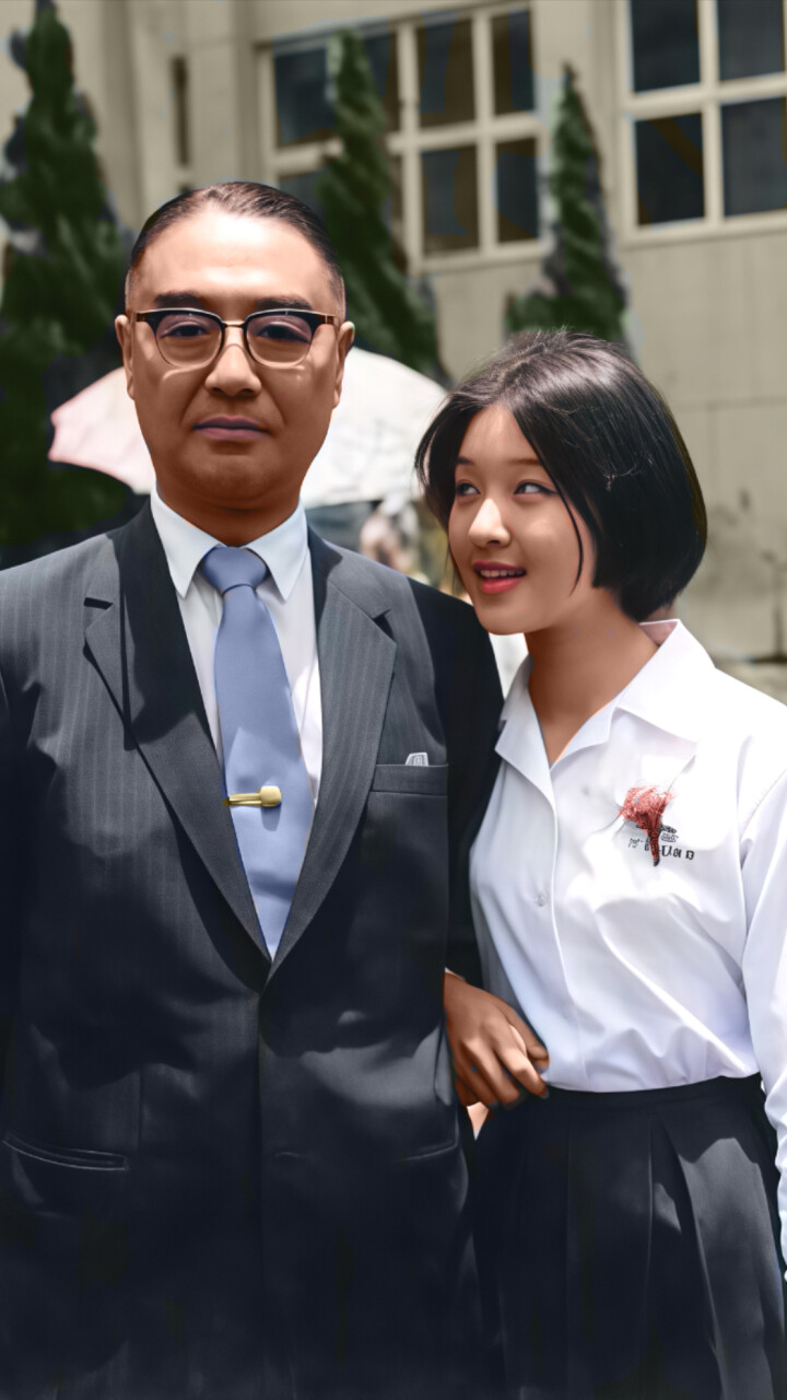 清纯甜美：李敖前妻胡茵梦17岁时与父亲胡赓年合影_腾讯新闻