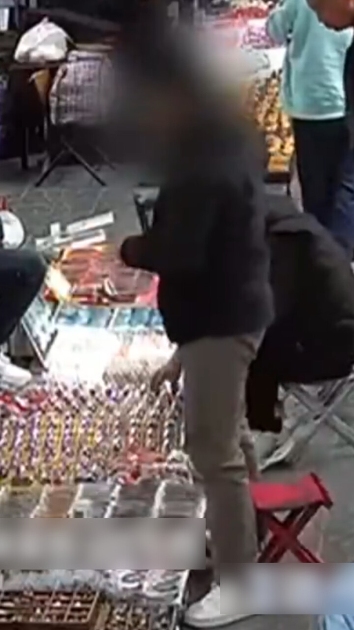 男子专偷熟悉女摊主手串，被抓后还自称：偷东西有一种魔力_腾讯新闻