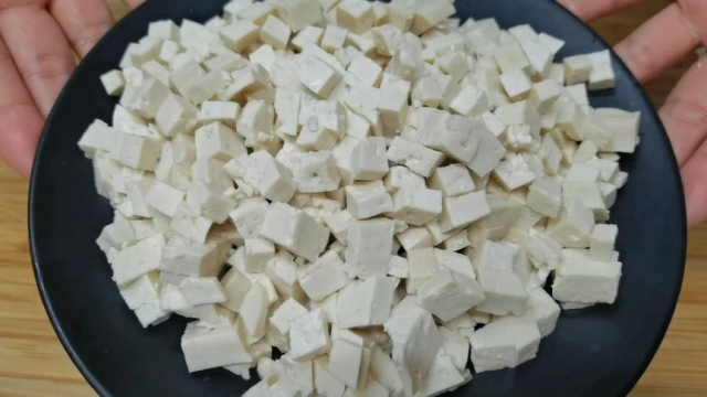 把豆腐切成丁教你一个神仙吃法，味道浓郁，满口香，上桌就扫光_腾讯新闻