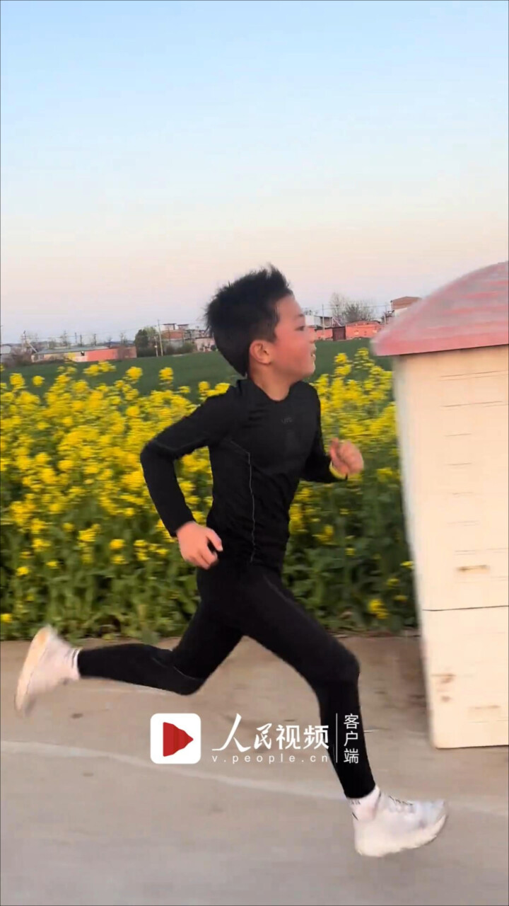 爸爸坚持带儿子跑步，从“胖孩”成长为追风少年_腾讯新闻