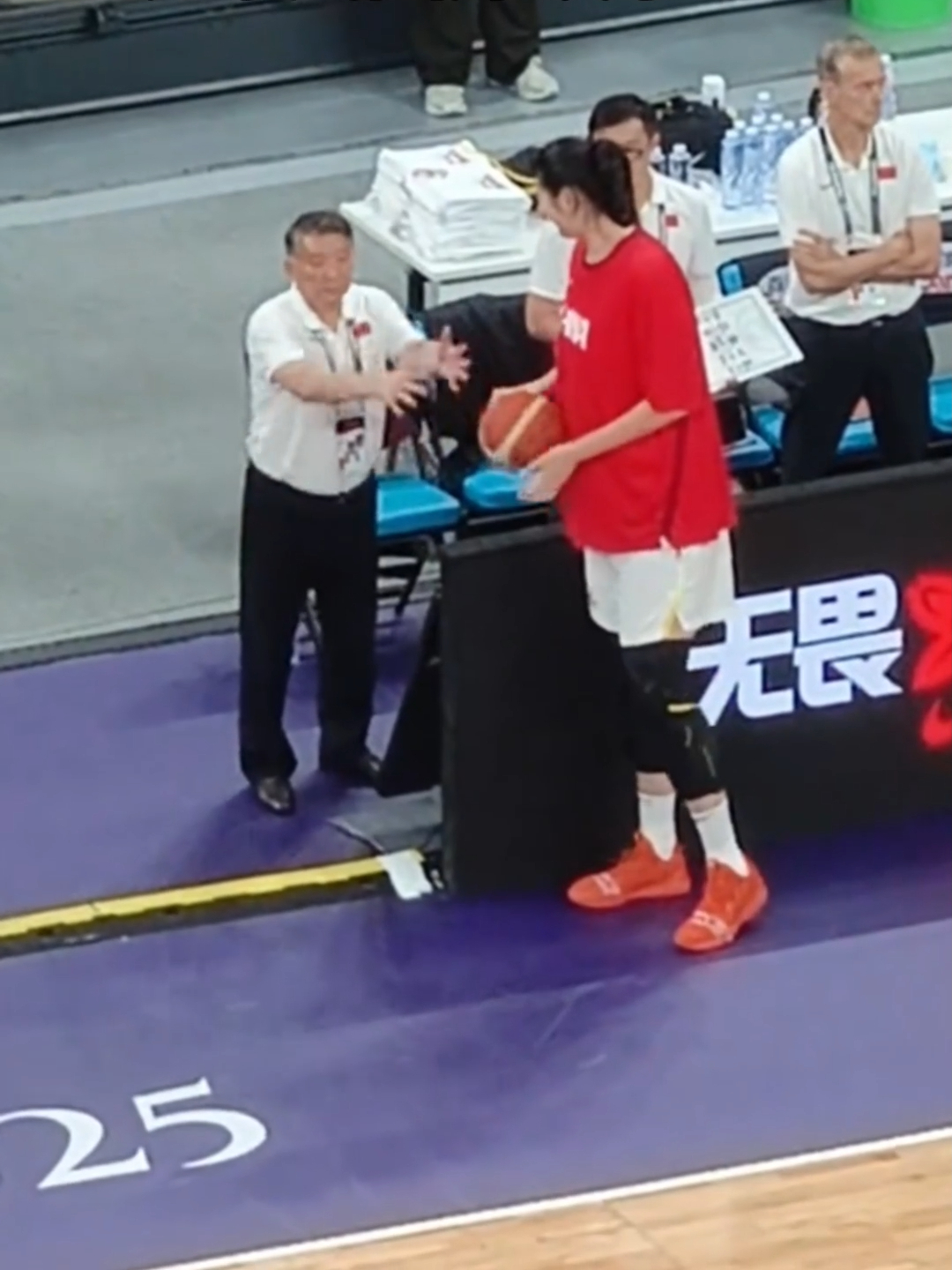 张子宇“戏耍”教练，中国女篮好欢乐，期待张子宇快乐成长_腾讯新闻