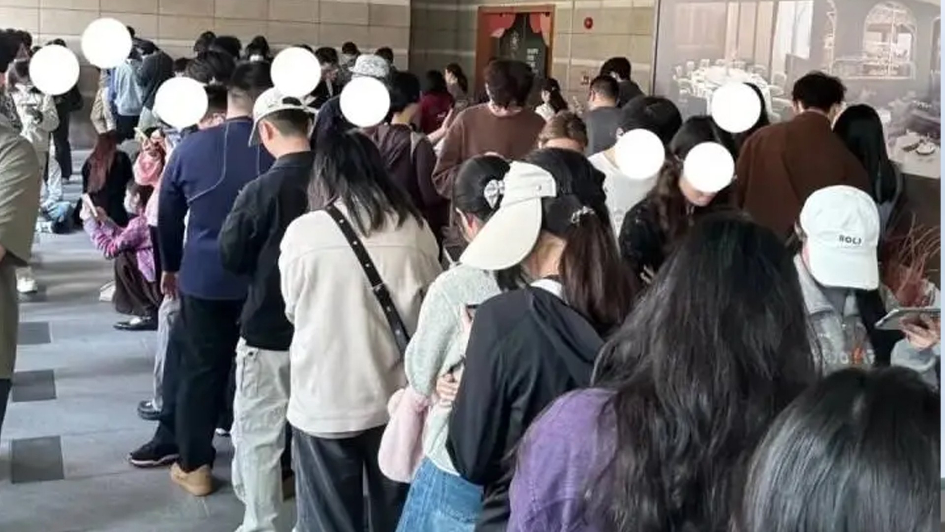 “前方等位3000桌”，黄牛一个号叫价300元！网红店又出新规：就餐需出示SIM卡尾号_腾讯新闻