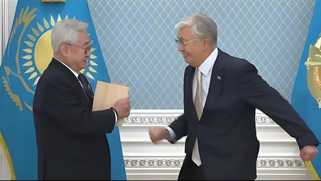 从没练过跆拳道的哈萨克斯坦总统被授予黑带，尬笑着一拳劈断了签名板_腾讯新闻
