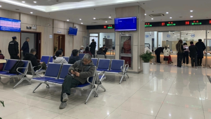 上海二手房交易中心乌泱泱挤满人，感受楼市“小阳春”