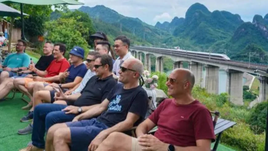 热晕的外国人，打飞的来中国避暑，花十分之一的钱，吹空调打麻将