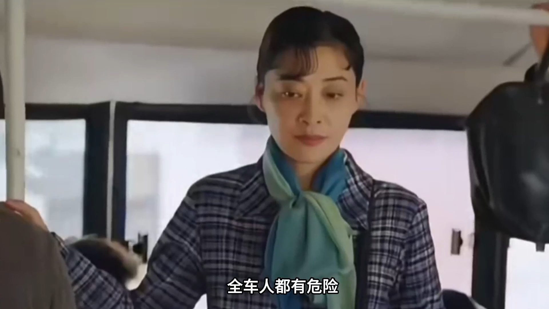 女子坐车时无意间瞥见夫妻不会喂奶，没想到竟发现夫妻两是人贩子|金色时光_腾讯新闻