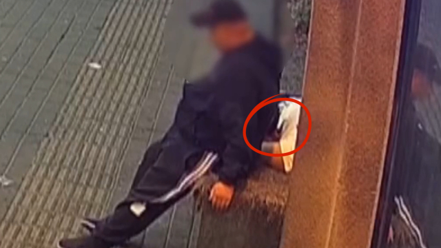 专在酒吧门口“捡尸”！警方刑拘一240斤大胖子，监控曝光作案细节_腾讯新闻
