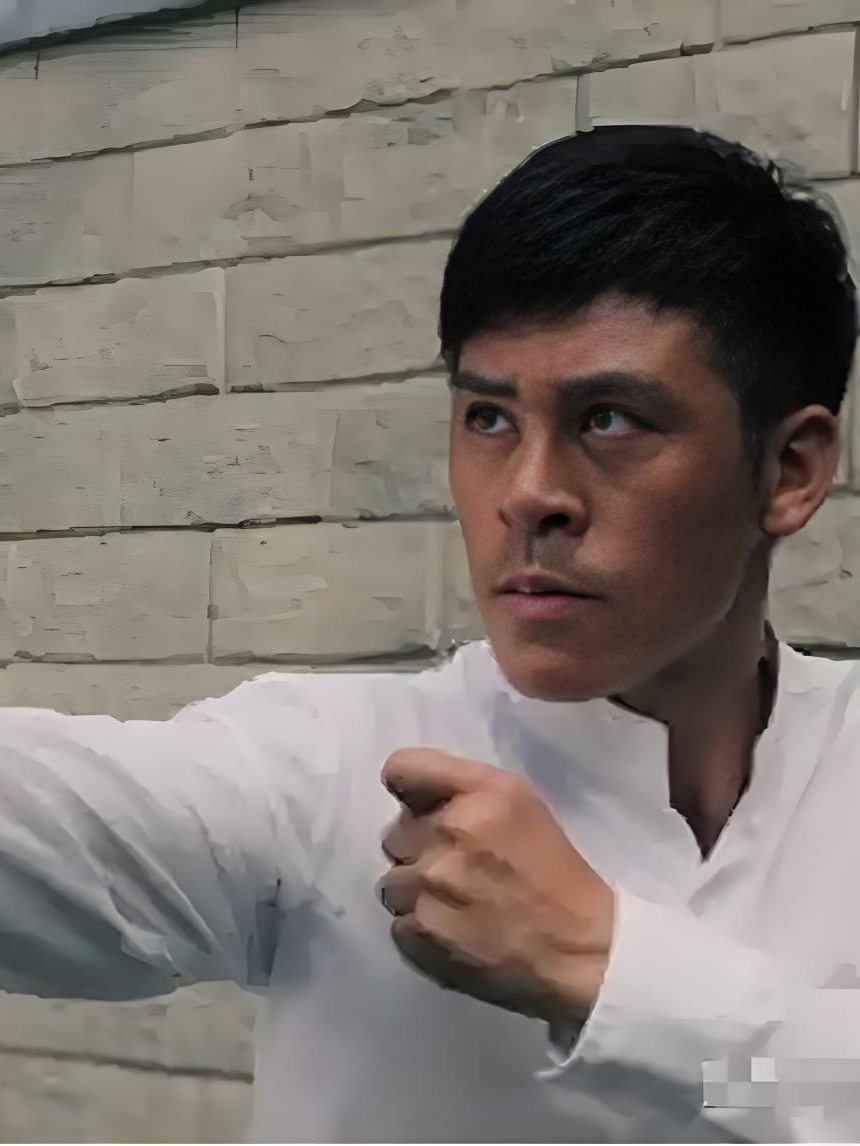 体坛记忆｜武僧释行宇2009年演示十二路弹腿，拳破木板，腿断双棍_腾讯新闻