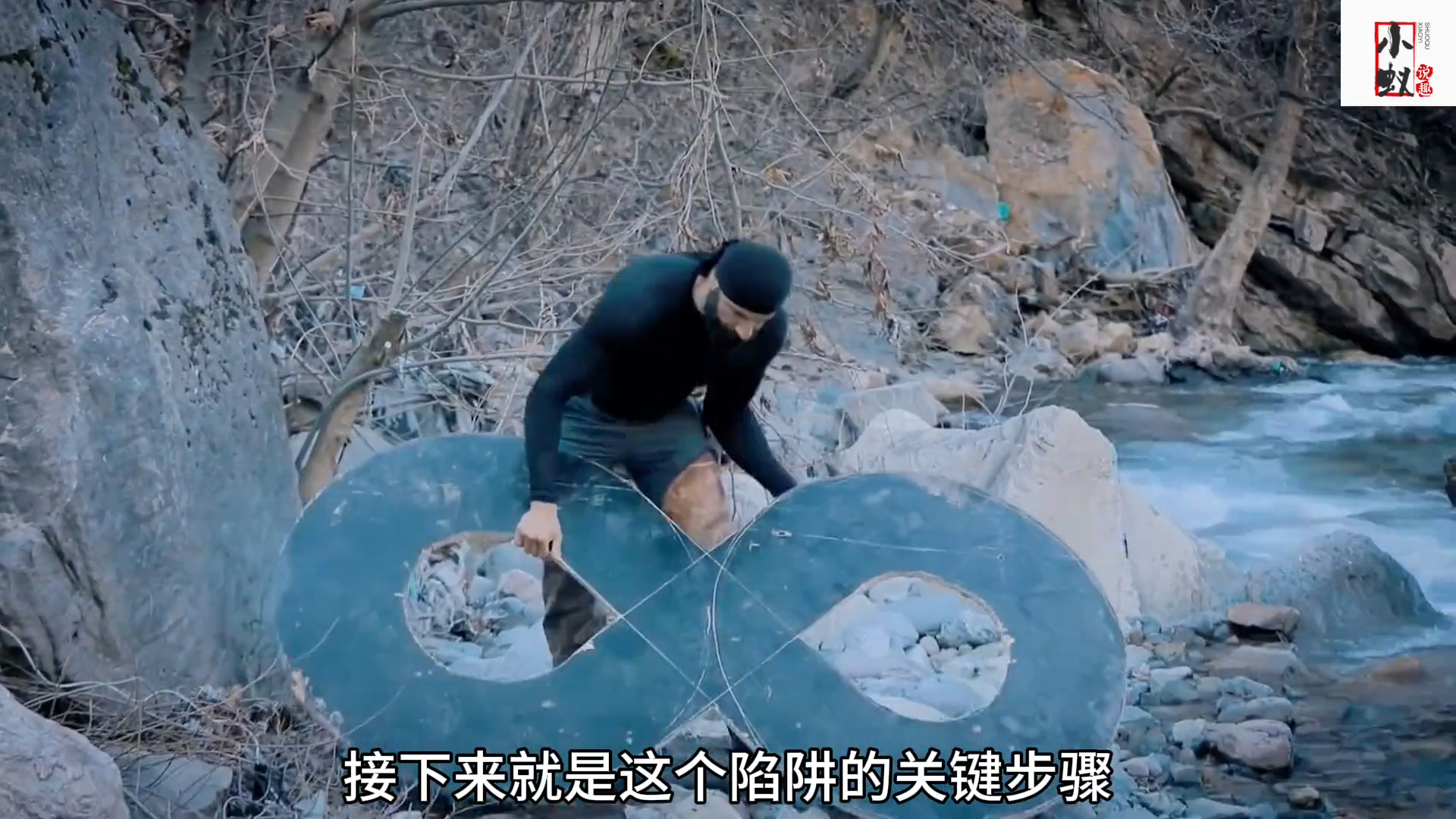 男人在河中做了个8字形捕鱼陷阱，没想到效果出奇的好_腾讯新闻