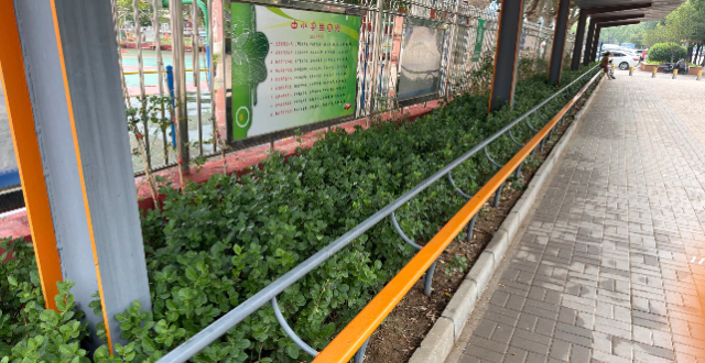 北京一小学校门口“一根杆长椅”走红，网友：建议全国推广缩略图