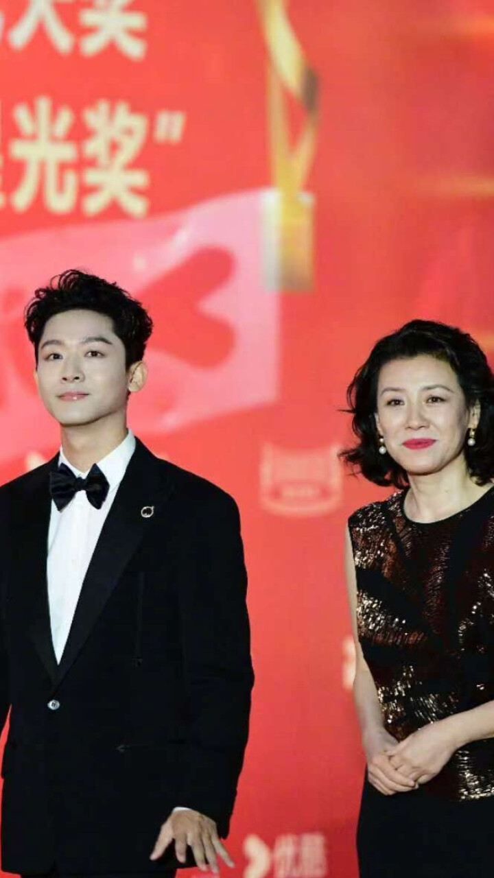 《父辈的荣耀》主演张晚意和刘琳亮相第34届飞天奖红毯_腾讯新闻