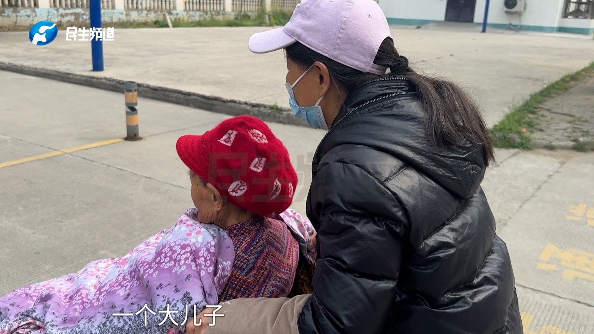 92岁老人患病住养老院，四个孩子三个都不管？小女儿：老娘不会动了，没人管了_腾讯新闻