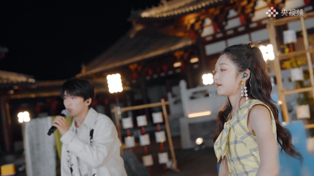 嗨起来！希林娜依·高、黄子弘凡演唱《阳光男孩阳光女孩》_腾讯新闻