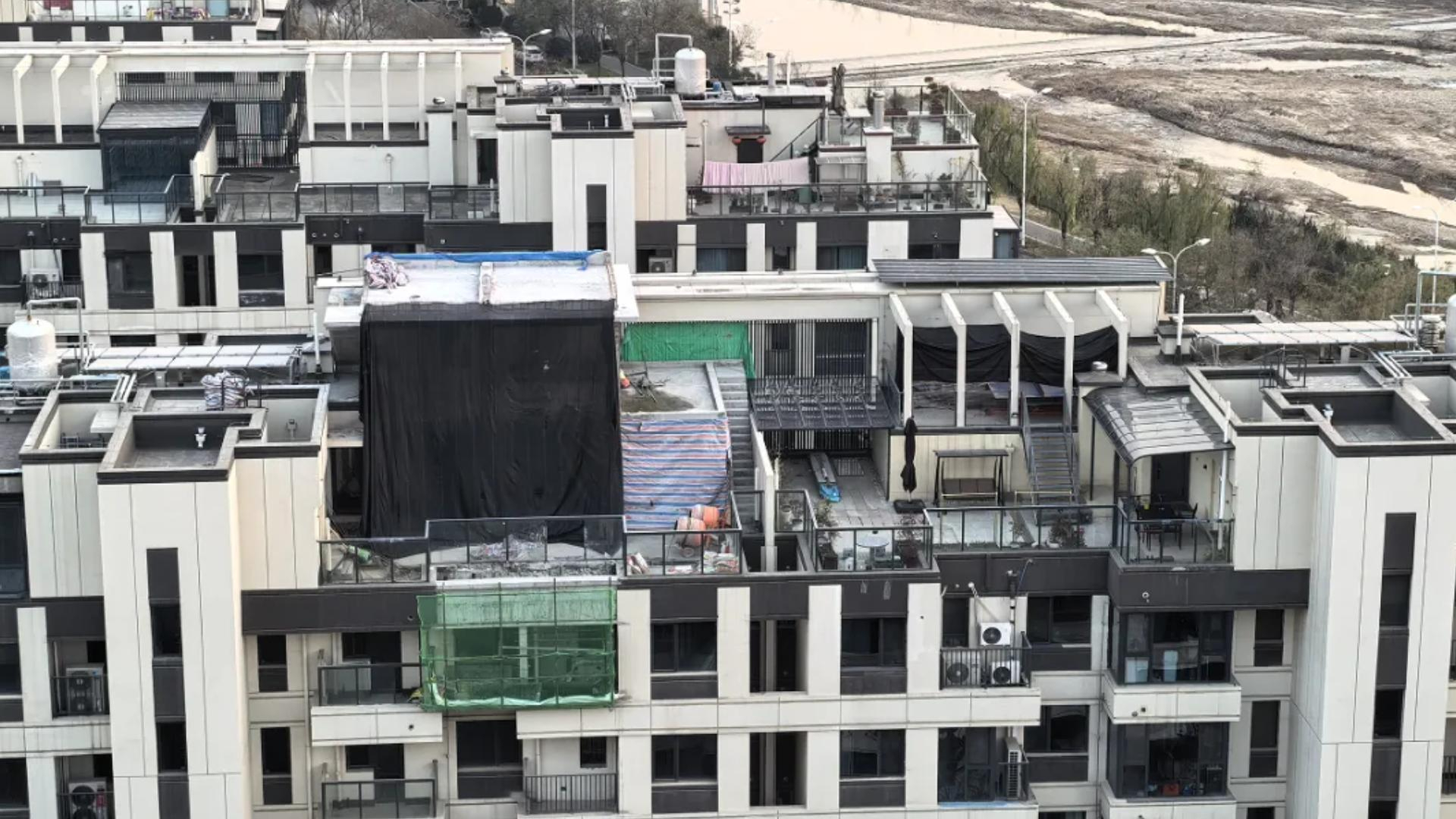 “违建也没见过这样的”，顶楼住户拆掉楼板加盖数层，一楼业主家现多条裂缝，物业回应_腾讯新闻