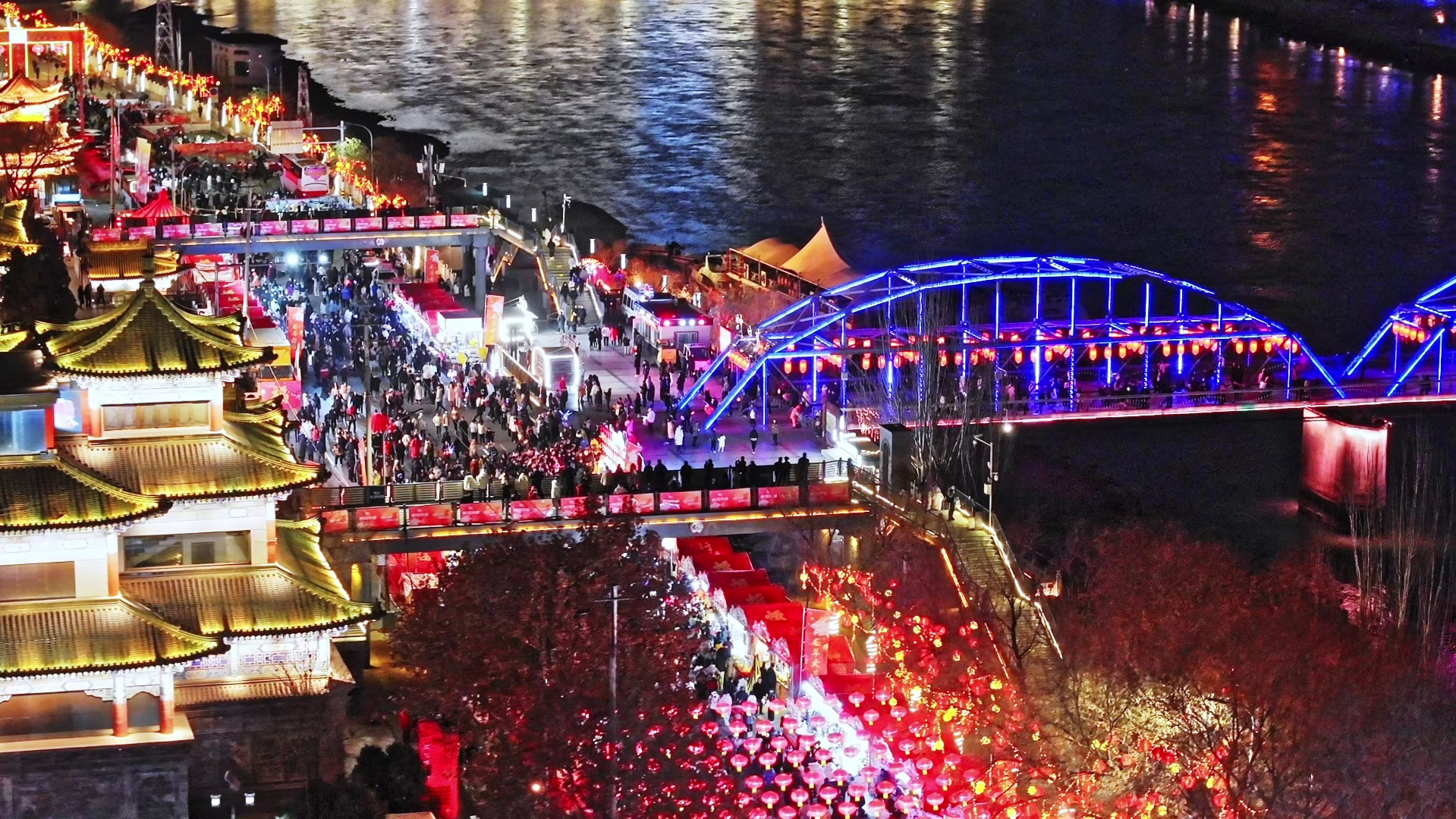 人间烟火处年味渐浓时中国红照亮兰州中山桥