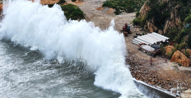 台风白海豚 10 级风圈触及浙江台州部分地区，中央气象台三预警齐发，你那边天气如何？