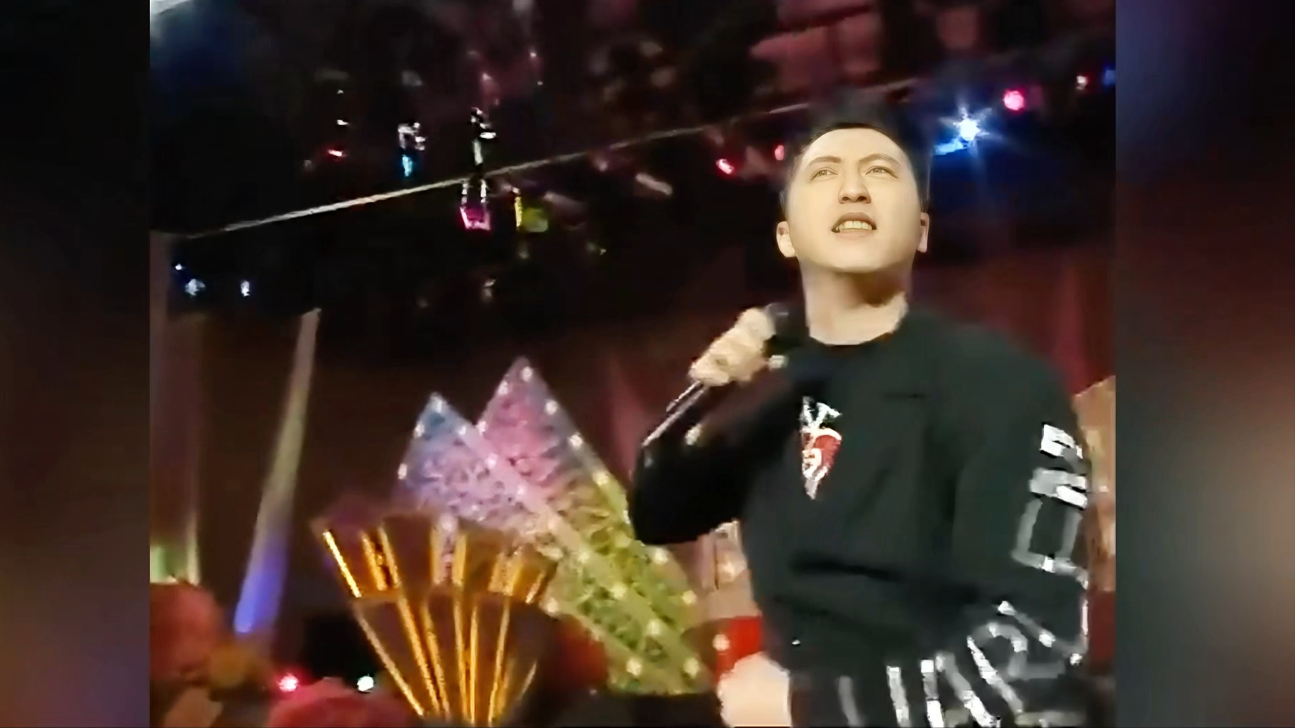 当年直接被这首歌炸场，庾澄庆春晚首唱《让我一次爱个够》，舞台张力拉满_腾讯新闻