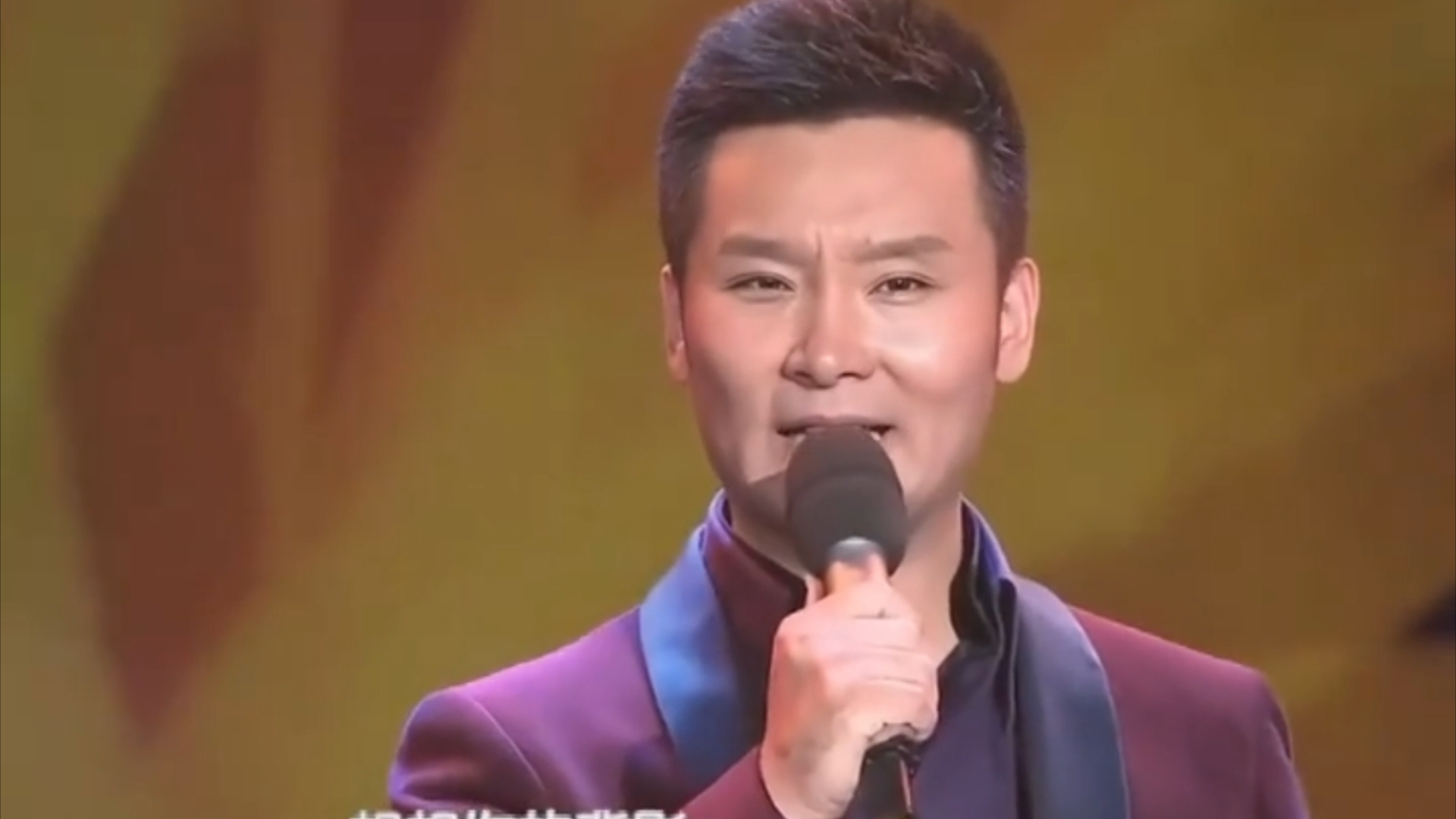亲情歌手刘和刚含泪献唱父母《父亲》、《儿行千里》、《拉着妈妈的手》、《叫您一声妈妈》，真挚歌声感人_腾讯新闻
