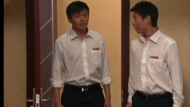 男技师按摩技术高超，把女总伺候舒服了，女总送他大礼！_腾讯新闻