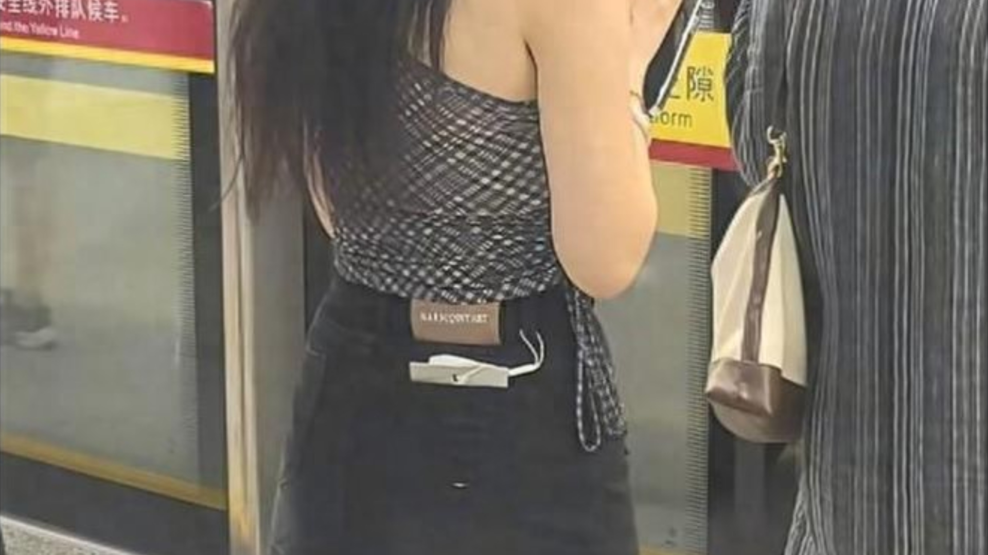 “我来帮你剪吊牌！”有网友想打击蹭穿行为，准备上街专剪吊牌，律师：涉嫌违法_腾讯新闻