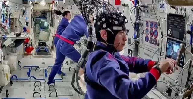 视频丨神二十三乘组太空过双节 科学实验、健康管理等工作正推进缩略图