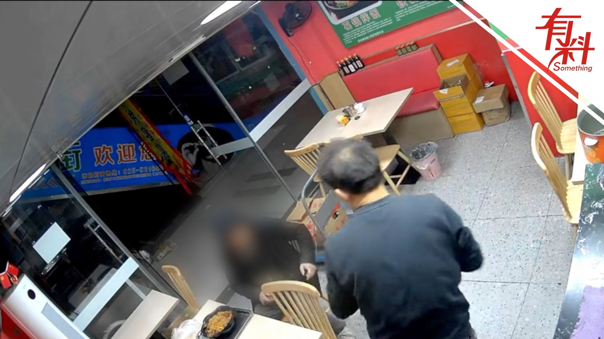 小伙落魄时遇热心饭店老板不仅管饭还带他理发买衣 老板：能帮到他很值得_腾讯新闻