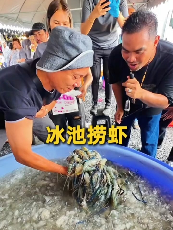泰国集市冰池捞虾，看着就很好玩_腾讯新闻